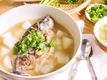 Canh cá diếc củ cải rất tốt cho người bị đầy bụng, ăn kém, suy nhược cơ thể...