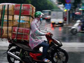 Sài Gòn chiều cuối năm trời đổ mưa: Những vòng xe quay vội ngày sát Tết - ảnh 4