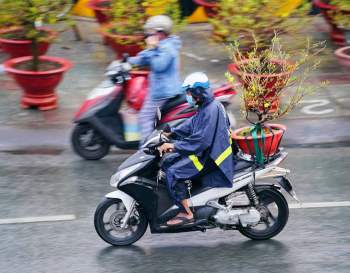 Sài Gòn chiều cuối năm trời đổ mưa: Những vòng xe quay vội ngày sát Tết - ảnh 3