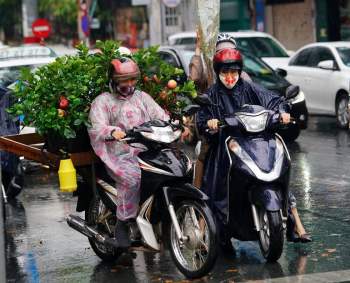 Sài Gòn chiều cuối năm trời đổ mưa: Những vòng xe quay vội ngày sát Tết - ảnh 2