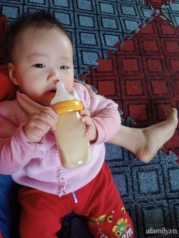 9 tháng vẫn bú mẹ hoàn toàn, mẹ Hà Nội chỉ mất 3 ngày luyện con tự cầm bình bú ngon ơ - Ảnh 1.