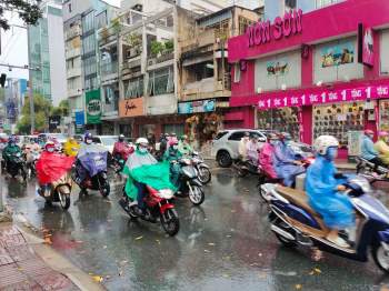 Sài Gòn chiều cuối năm trời đổ mưa: Những vòng xe quay vội ngày sát Tết - ảnh 5