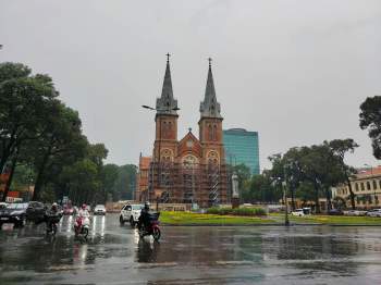 Sài Gòn chiều cuối năm trời đổ mưa: Những vòng xe quay vội ngày sát Tết - ảnh 1