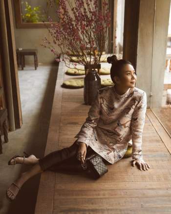 1001 sắc thái áo dài của mỹ nhân Việt ngày cận Tết, từ cách tân mới mẻ đến truyền thống quen thuộc đều có đủ - Ảnh 1.