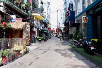 Sau 12h đường phố Sài Gòn trầm... đến lạ với 'lệnh' dừng dịch vụ không thiết yếu - ảnh 10