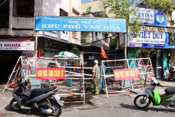 Sau 12h đường phố Sài Gòn trầm... đến lạ với 'lệnh' dừng dịch vụ không thiết yếu - ảnh 17
