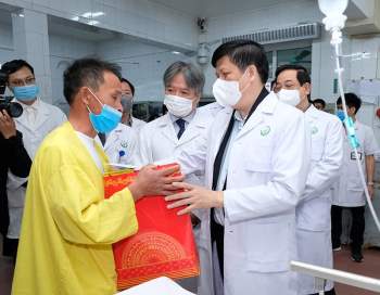 Bộ trưởng Y tế chúc Tết tại hai bệnh viện lớn tuyến Trung ương -0