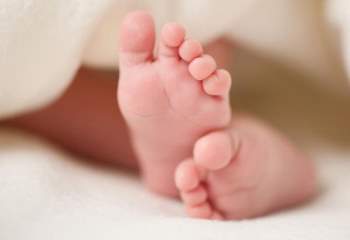 Ba tư thế ngủ ảnh hưởng đến chiều cao của trẻ, mẹ không giúp sửa thì trẻ có thể bị lùn trong tương lai - Ảnh 2.