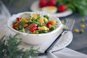 Ăn salad để giảm cân? Tám cách ăn salad sai lầm có thể gây phản tác dụng, thậm chí hại sức khỏe - Ảnh 4.