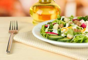 Ăn salad để giảm cân? Tám cách ăn salad sai lầm có thể gây phản tác dụng, thậm chí hại sức khỏe - Ảnh 3.