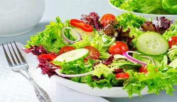 Ăn salad để giảm cân? Tám cách ăn salad sai lầm có thể gây phản tác dụng, thậm chí hại sức khỏe - Ảnh 1.