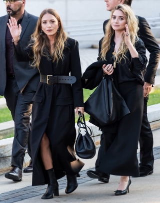 Mary-Kate và Ashley thanh lịch với đồ đen tại lễ trao giải CFDA 2018, tổ chức ở bảo tàng Brooklyn, thành phố New York.