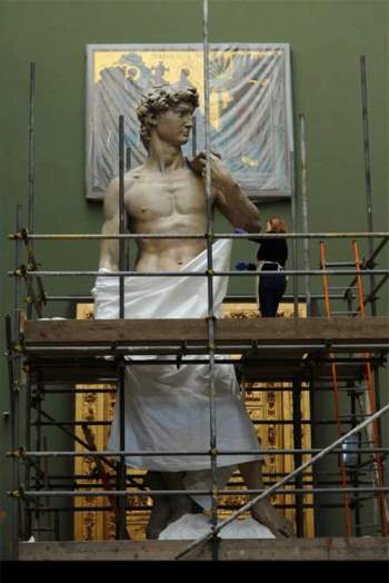  Bức tượng David cao 5m, nặng hơn 5 tấn đặt tại phòng trưng bày Accademia ở Florence. 