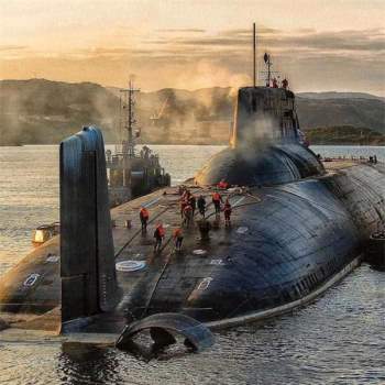  Chỉ là chiếc tàu ngầm thôi mà và nếu bạn chưa biết thì chiếc tàu ngầm lớn nhất thế giới hiện nay dài tới 175m cơ. 