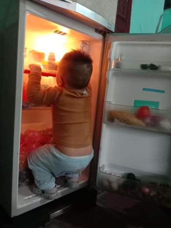 Mẹ trẻ lên mạng cầu cứu vì con tối ngày mở tủ lạnh, ngờ đâu nhiều nhà còn chịu cảnh khủng khiếp hơn mà chỉ biết 