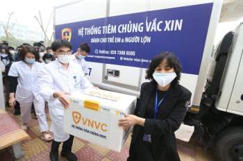 Những người đầu tiên ở Việt Nam tiêm vaccine COVID-19 - Ảnh 7.
