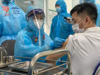 Những người đầu tiên ở Việt Nam tiêm vaccine COVID-19 - Ảnh 8.