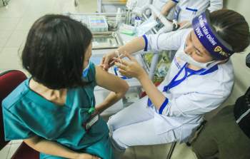 Hà Nội triển khai tiêm vắc xin Covid-19 đợt 2 cho 3.457 người - Ảnh 1.
