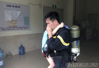 Kịp thời giải cứu 4 người mắc kẹt trong đám cháy chung cư ở Hà Nội