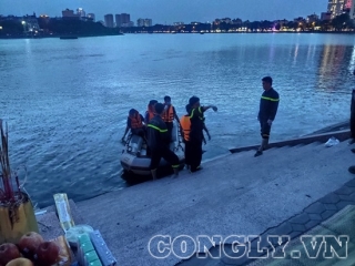 Trục vớt nạn nhân bị đuối nước khi bơi ở hồ Linh Đàm