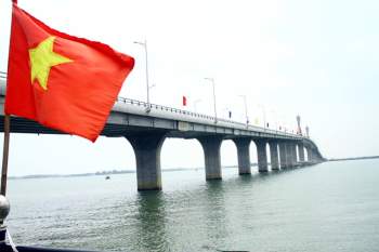 Thủ tướng cắt băng khánh thành cầu Cửa Hội nối hai tỉnh Nghệ An-Hà Tĩnh - Ảnh 3.