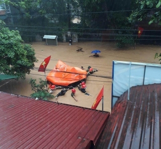 Mưa lớn nước ngập ngang người, thành phố Hà Giang 'thất thủ' - ảnh 3