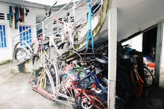 Chàng trai biến xe đạp sắt vụn thành xe mới toanh tặng người nghèo ở Sài Gòn - Ảnh 7.