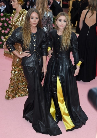 Tại Met Gala năm ngoái, cặp song sinh Olsen tiếp tục làm người hâm mộ choáng ngợp với cách mặc đồ đôi vừa tinh tế vừa nổi bật. Đặc biệt, hai chị em luôn đánh mắt khói đậm khi đến dự Met Gala.