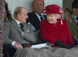 Từ ngày đăng quang, Nữ hoàng và Hoàng tử Philip rất hiếm khi cười nói thoải mái như một cặp vợ chồng như thế này.