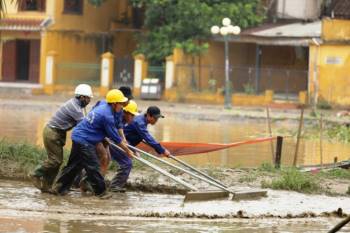 Trăm người căng sức dọn bùn ở phố cổ Hội An sau mưa lũ - 1