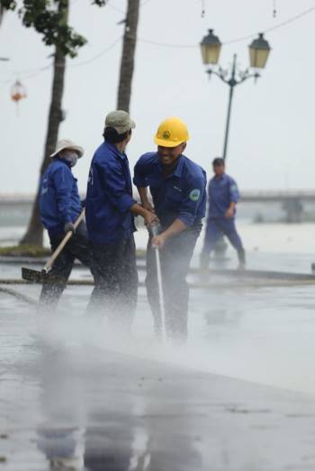 Trăm người căng sức dọn bùn ở phố cổ Hội An sau mưa lũ - 5