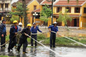 Trăm người căng sức dọn bùn ở phố cổ Hội An sau mưa lũ - 6