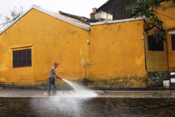 Trăm người căng sức dọn bùn ở phố cổ Hội An sau mưa lũ - 7