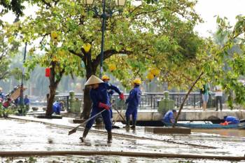 Trăm người căng sức dọn bùn ở phố cổ Hội An sau mưa lũ - 9