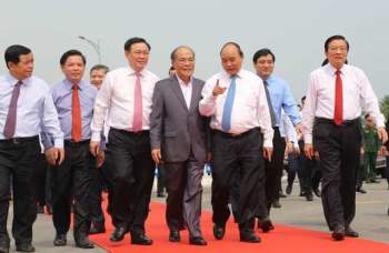 Thủ tướng cắt băng khánh thành cầu Cửa Hội nối hai tỉnh Nghệ An-Hà Tĩnh - Ảnh 2.