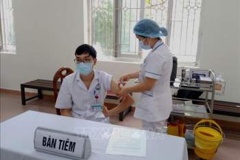 Đã có hơn 425.600 người Việt Nam được tiêm vaccine phòng COVID-19. (Ảnh: TTXVVN)