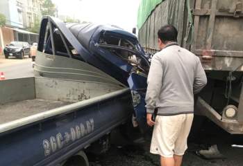 Xe tải tông vào đuôi xe đầu kéo trên quốc lộ 6 khiến 1 người Tu vong - Ảnh 1.