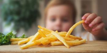 Trẻ thường ăn 3 loại thực phẩm phổ biến này sẽ khiến lác lách và dạ dày bị tổn thương, nhất là trẻ dưới 3 tuổi - Ảnh 4.