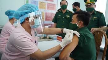 Tiêm vắc xin COVID-19 cho chiến sĩ biên phòng 6 tỉnh Tây Nam chống dịch - Ảnh 2.