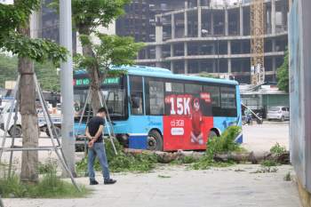 Nhân chứng kể lại vụ xe buýt lao lên vỉa hè, tông Ch?t người đi bộ ở Hà Nội - Ảnh 2.