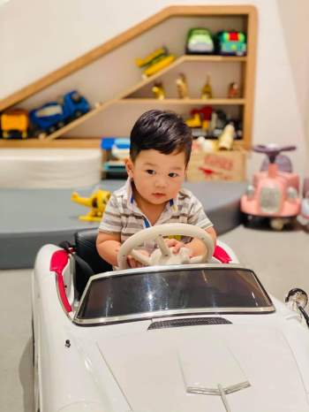 Con trai Đặng Thu Thảo đi ô tô điện cũng phải loại đắt mới chịu, sớm muộn cũng thành thiếu gia mê xe 