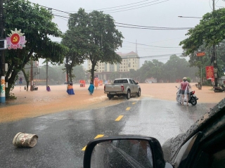 Mưa lớn nước ngập ngang người, thành phố Hà Giang 'thất thủ' - ảnh 4