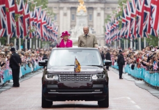 Họ tổ chức sinh nhật lần thứ 90 của Nữ hoàng tại trung tâm thương mại Buckingham Palace.