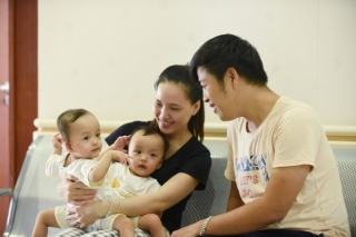 2 bé song sinh Diệu Nhi - Trúc Nhi đã bớt sốt, các bác sĩ tiến hành chuyển bé qua nệm chống loét, nhiễm trùng - Ảnh 3.