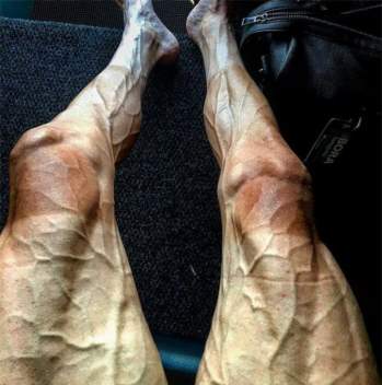  Đôi chân của vận động viên đua xe đạp chuyên nghiệp 