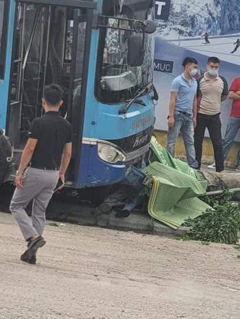 Nhân chứng kể lại vụ xe buýt lao lên vỉa hè, tông Ch?t người đi bộ ở Hà Nội - Ảnh 3.