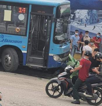 Xe buýt ở Hà Nội lao lên vỉa hè, đâm Ch?t người đi bộ - Ảnh 1.
