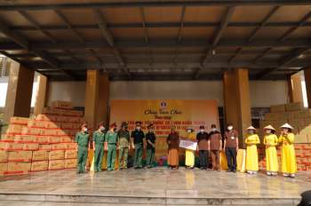 Chùa Tam Chúc trao tặng 20 tấn nhu yếu phẩm và 1 vạn khẩu trang hỗ trợ đồng bào cách ly vì dịch COVID-19 tại Hà Nam - Ảnh 1.