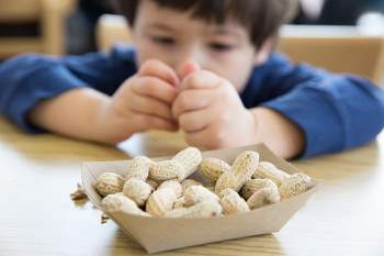 Cho trẻ ăn 5 loại thực phẩm này trước khi đi ngủ, cảnh báo làm suy giảm chiều cao và trí thông minh của trẻ - Ảnh 4.