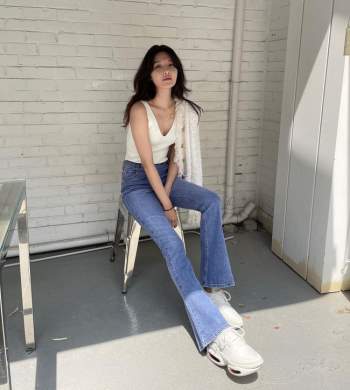 Chị em muốn mặc quần jeans không chỉ trẻ mà còn thanh lịch và sang chảnh, hãy học các sao Hàn 30+ - Ảnh 6.